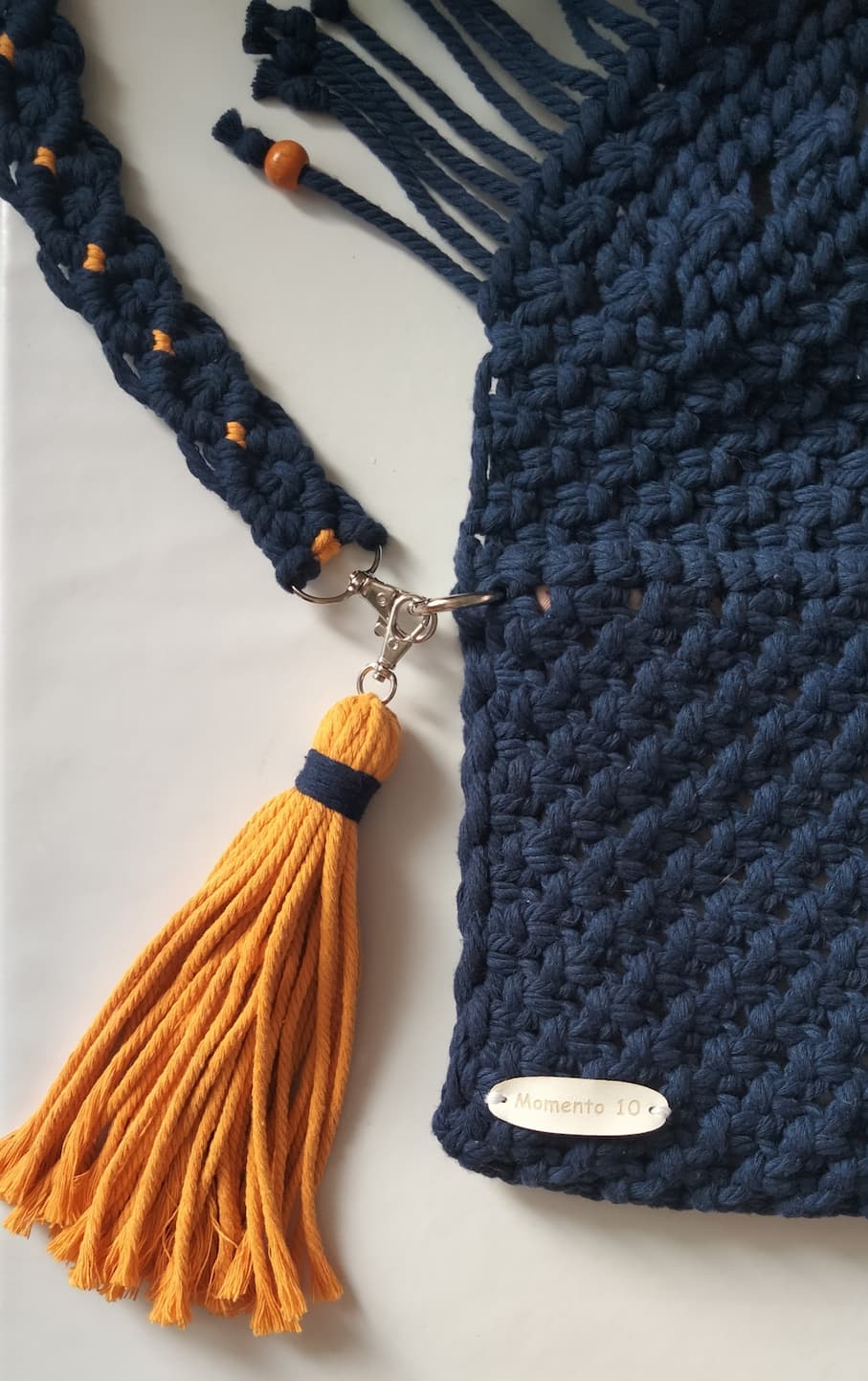 Bolso de macramé azul marino con solapa y bolitas naranjas - Imagen 4