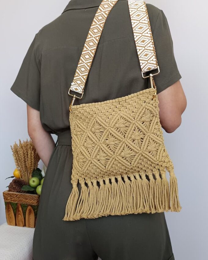 Bolso de macramé marrón claro con diseño de rombos y flecos