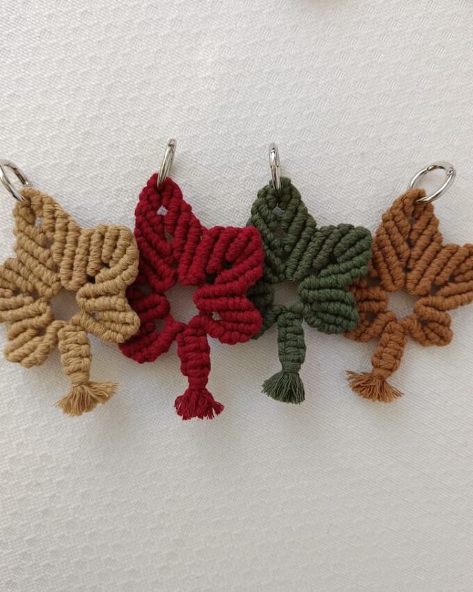 Llaveros de macramé en forma de hoja hechos a mano