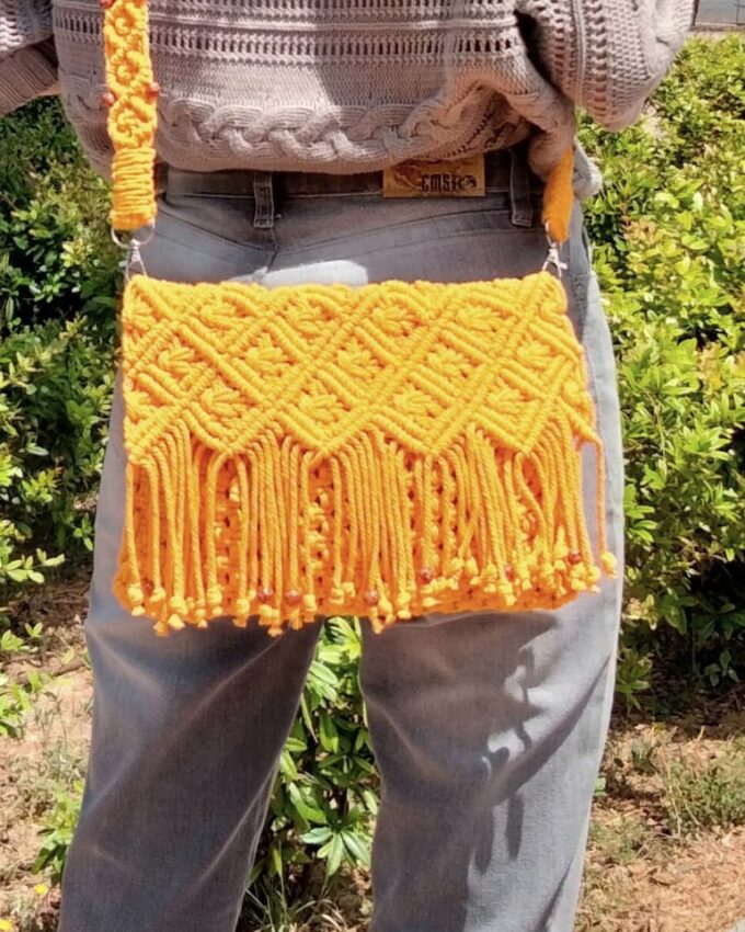 Bolso de macramé naranja suave con solapa de rombos y flecos