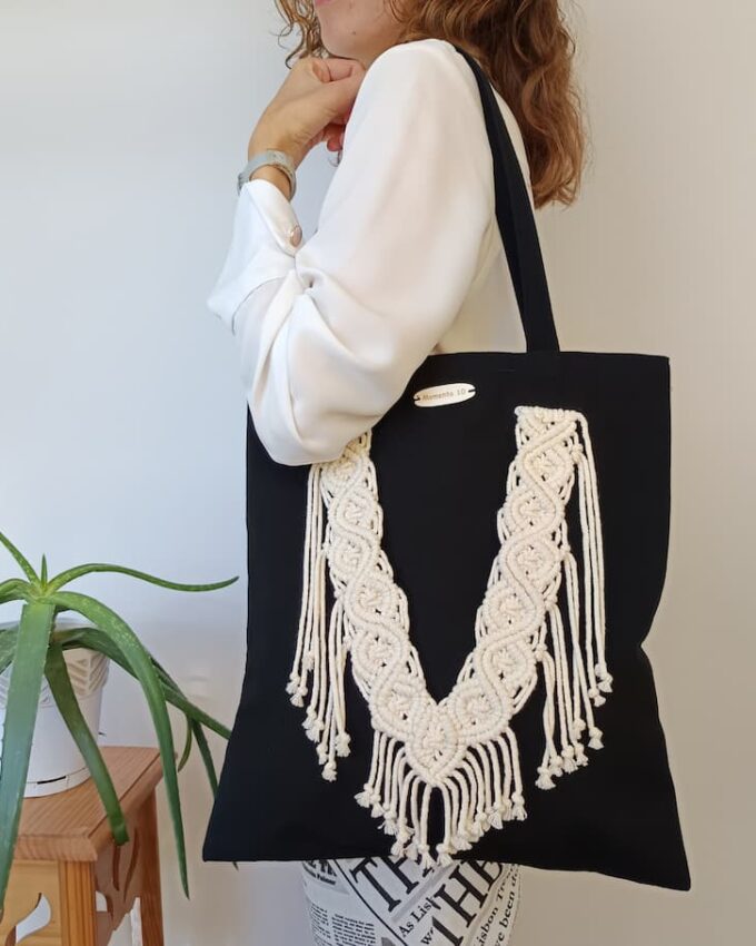 Tote bag negro con cremallera y adorno de macramé