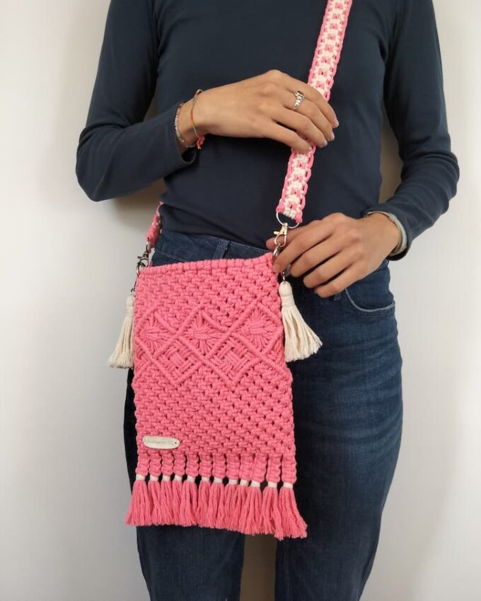 Bolso de macramé rosa con diseño de rombos y flecos