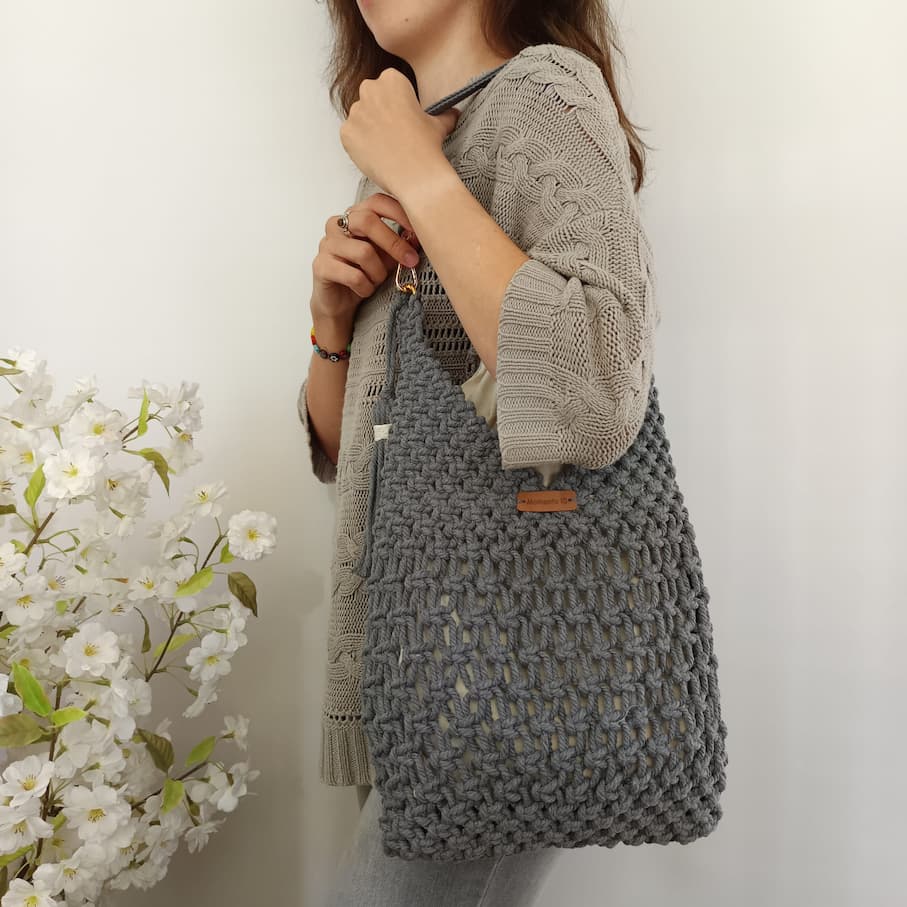Bolso gris de macramé con asa regulable