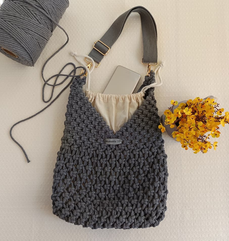Bolso gris de macramé con asa regulable - Imagen 3