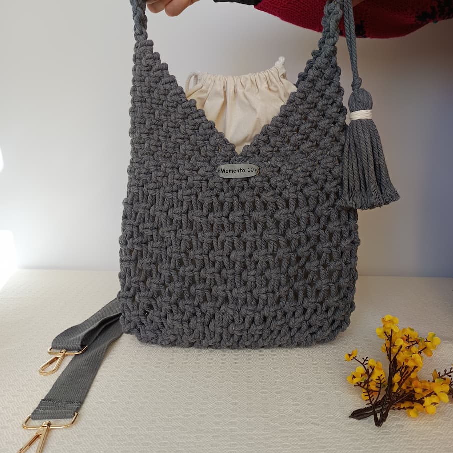 Bolso gris de macramé con asa regulable - Imagen 4