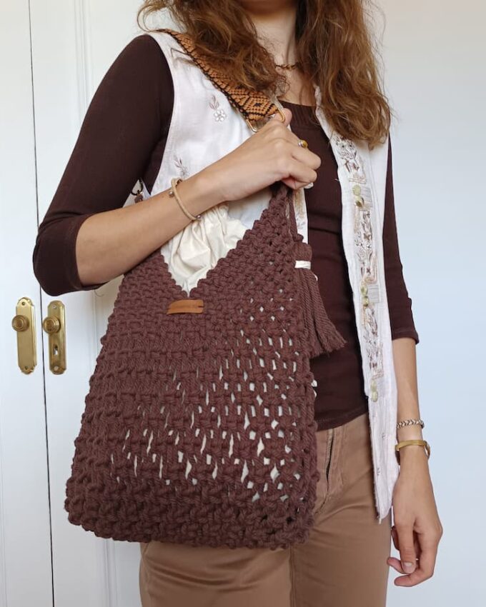 Bolso de macramé marrón oscuro con forro de saco beige