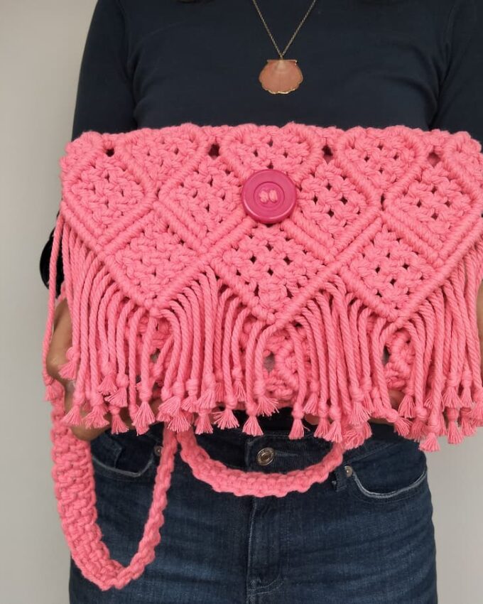 Bolso rosa de macramé hecho a mano con flecos