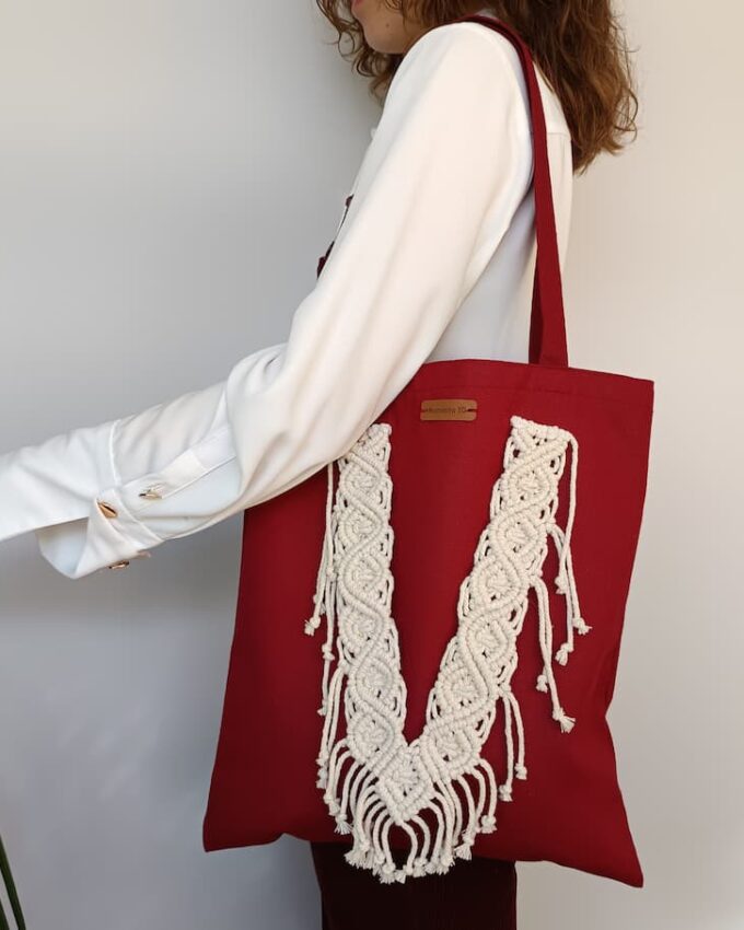 Tote bag granate con adorno de macramé beige
