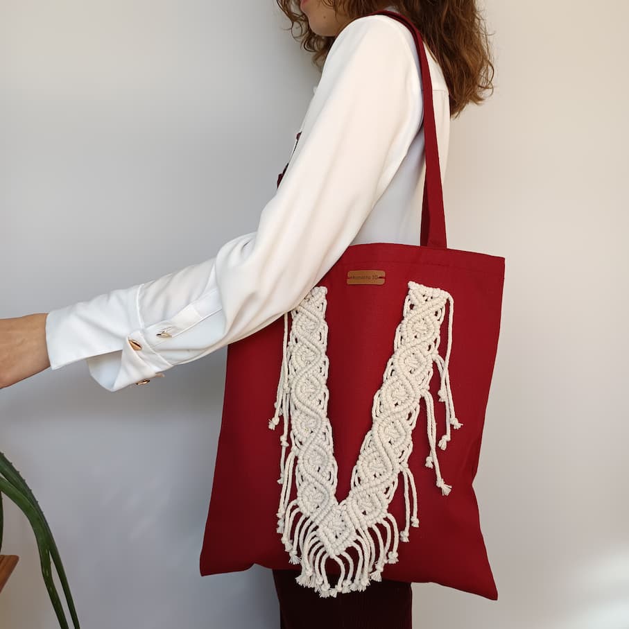 Tote bag granate con adorno de macramé beige