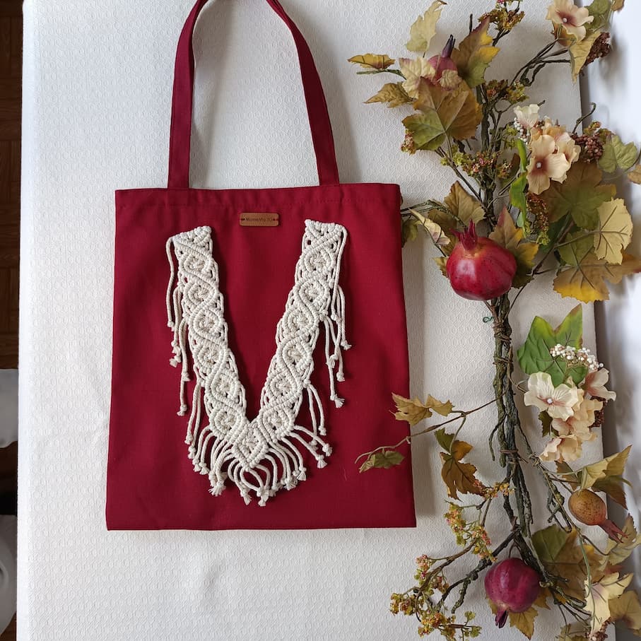 Tote bag granate con adorno de macramé beige - Imagen 3