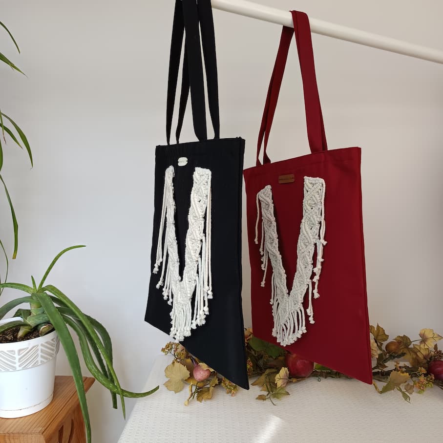 Tote bag granate con adorno de macramé beige - Imagen 4