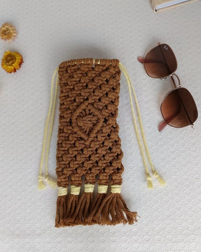 Funda para gafas de macramé marrón y amarillo con flecos