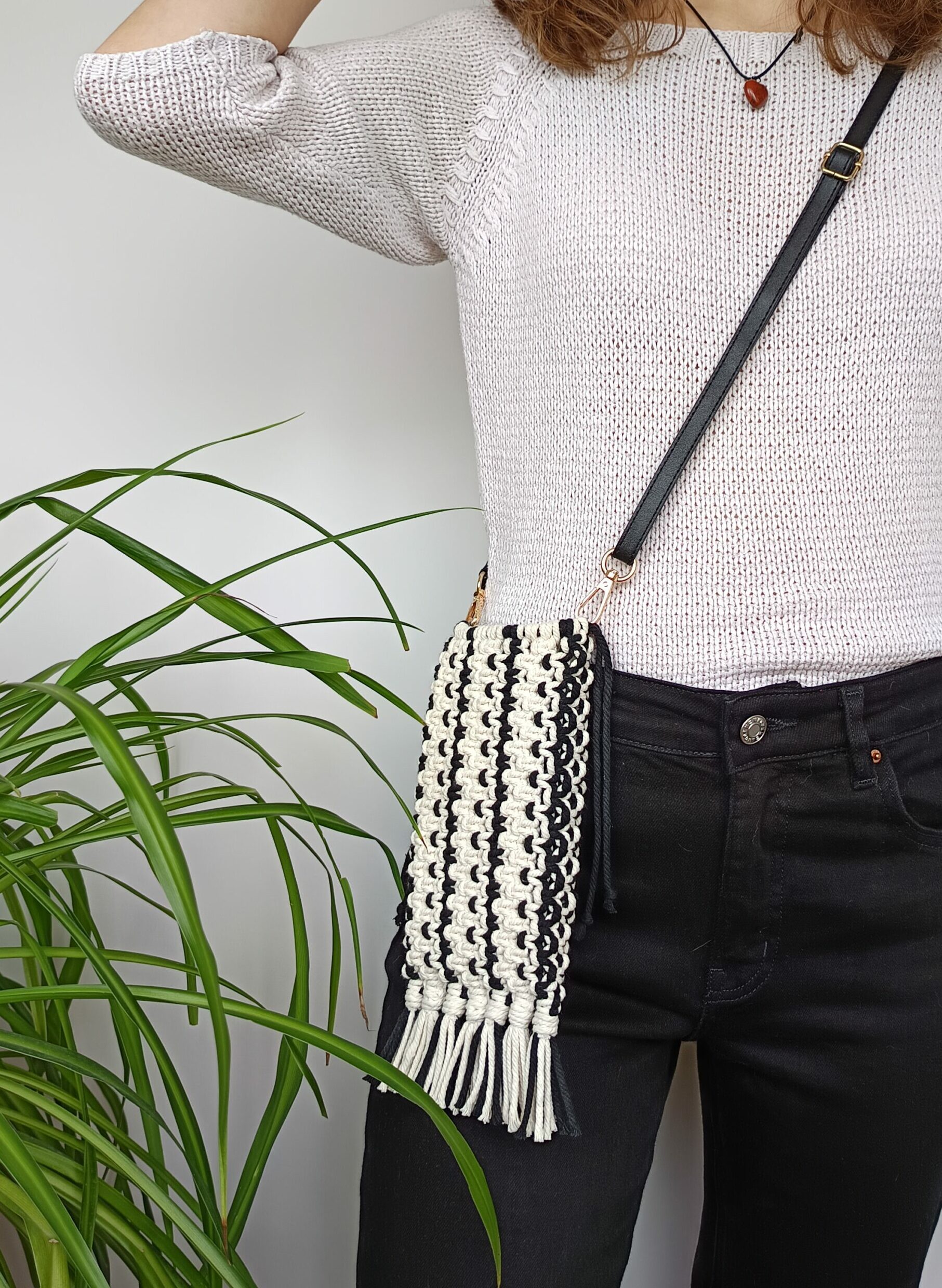 Porta móvil negro y beige con asa de cuero sintético - Imagen 4