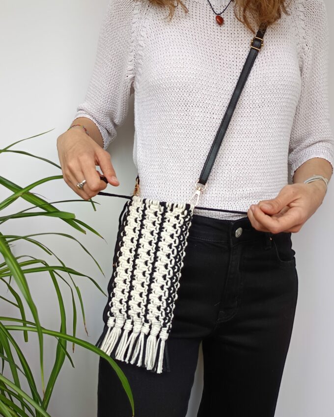 Porta móvil negro y beige con asa de cuero sintético