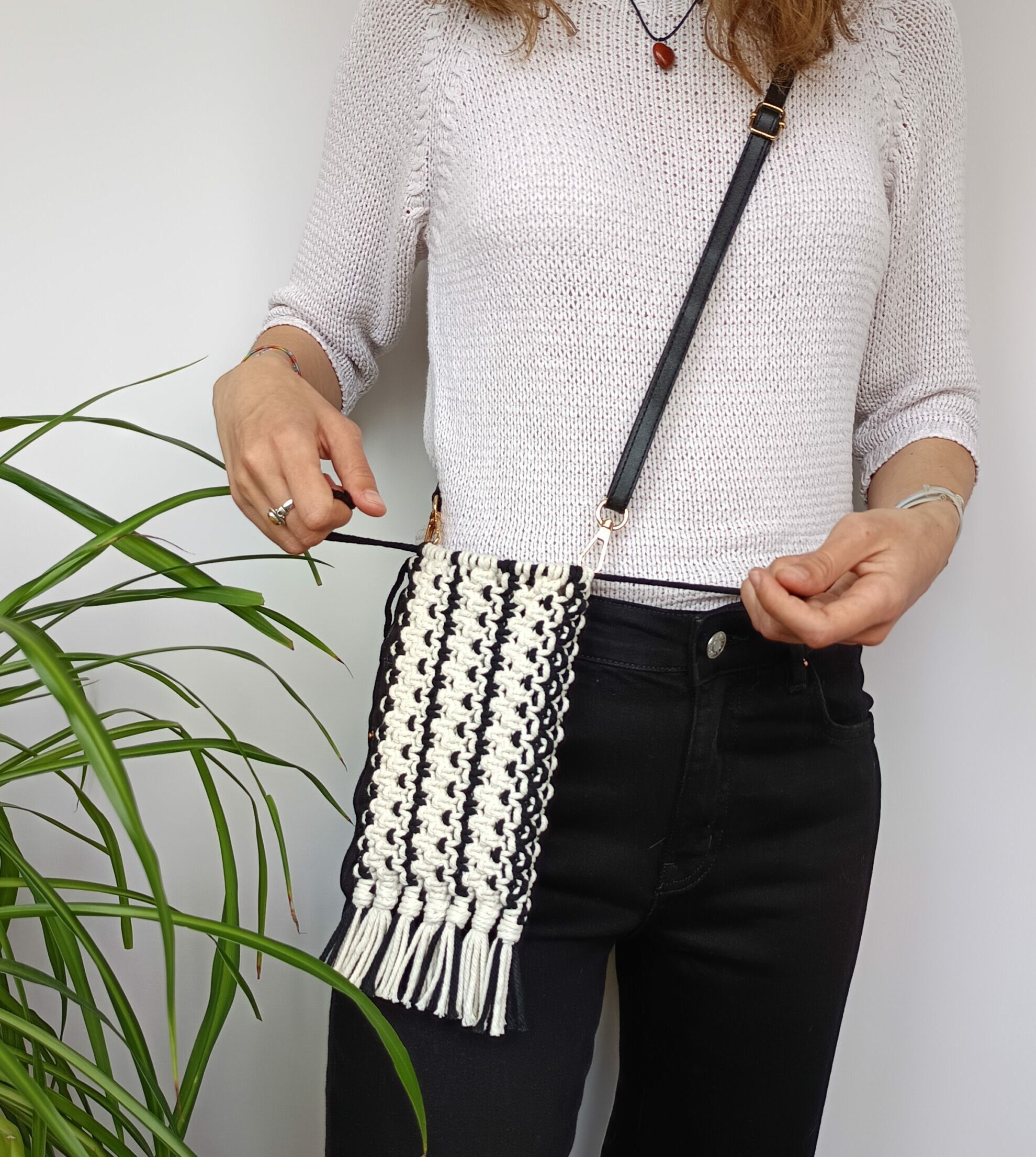 Porta móvil negro y beige con asa de cuero sintético
