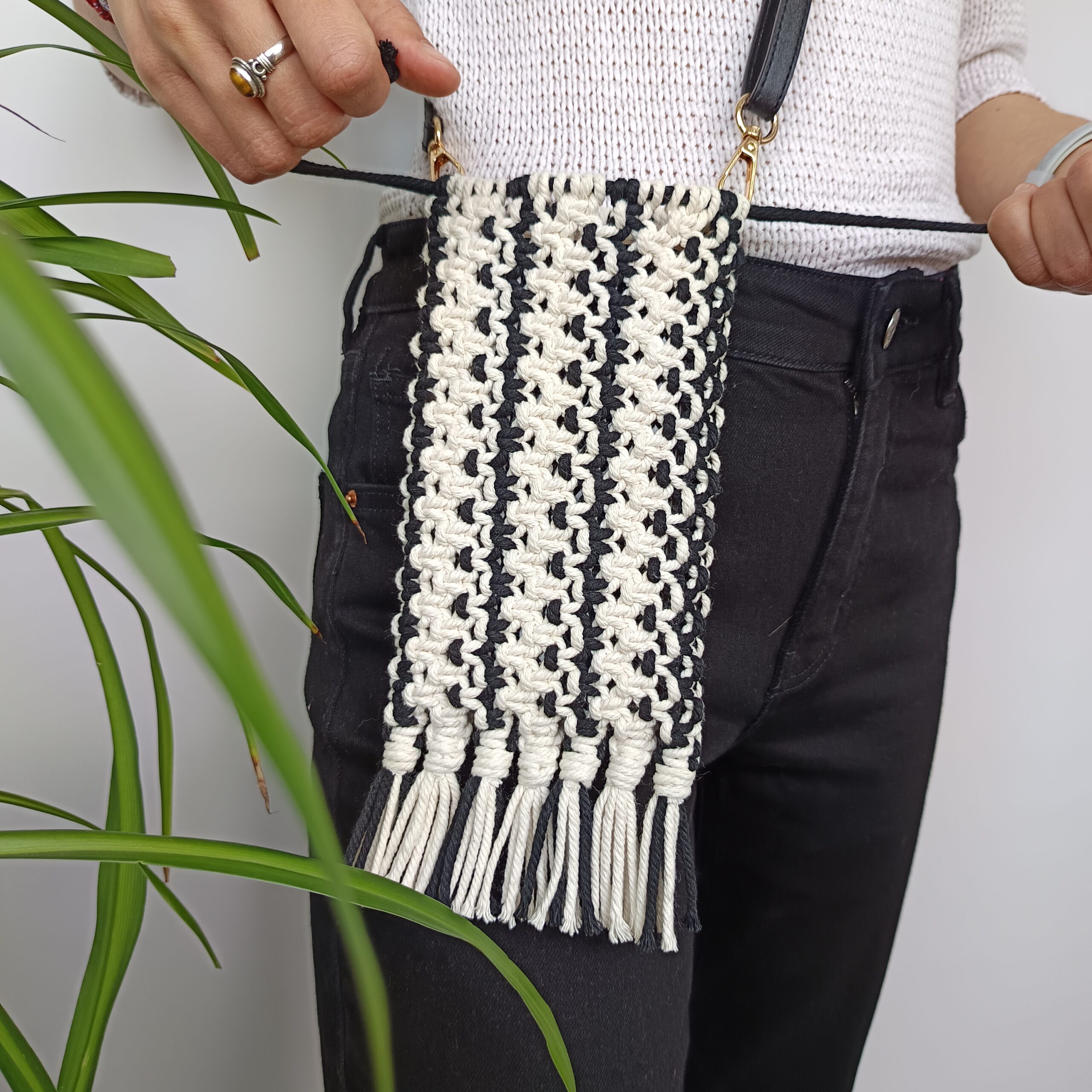 Porta móvil negro y beige con asa de cuero sintético - Imagen 5