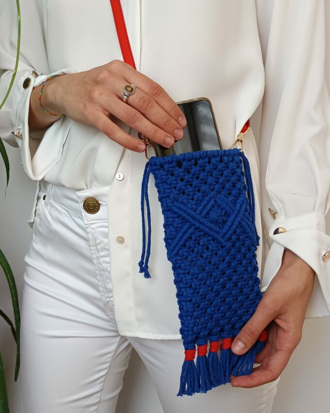 Porta móvil de macramé azul con flecos rojos