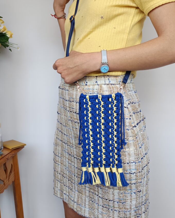 Porta móvil jaspeado azul y amarillo con flecos