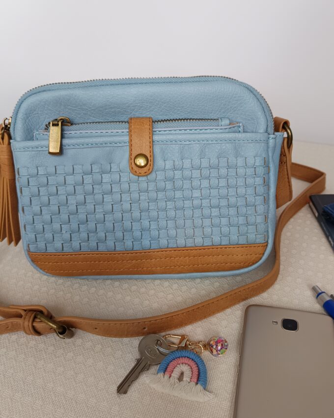 Bolso de cuero sintético azul con un bolsito extraíble