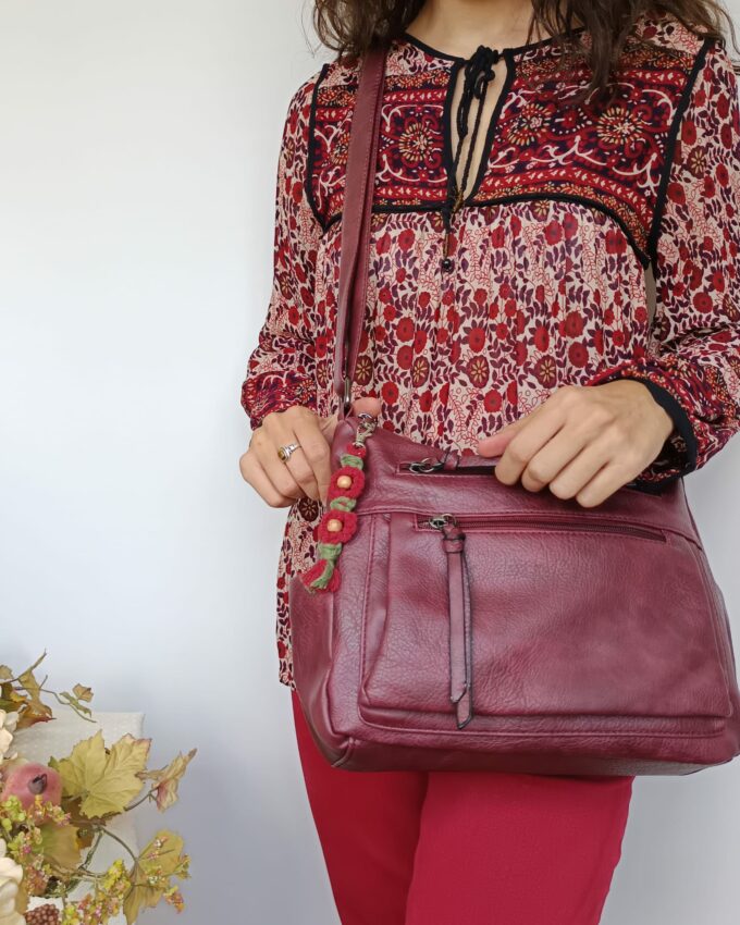 Bolso granate de cuero sintético con múltiples bolsillos