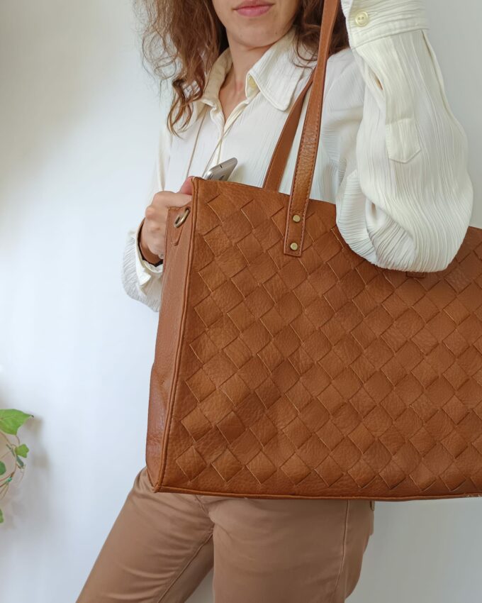 Bolso grande de cuero sintético con trama decorativa marrón