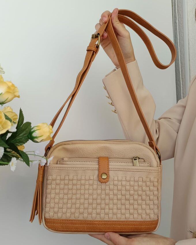 Bolso de cuero sintético beige con un bolsito extraíble