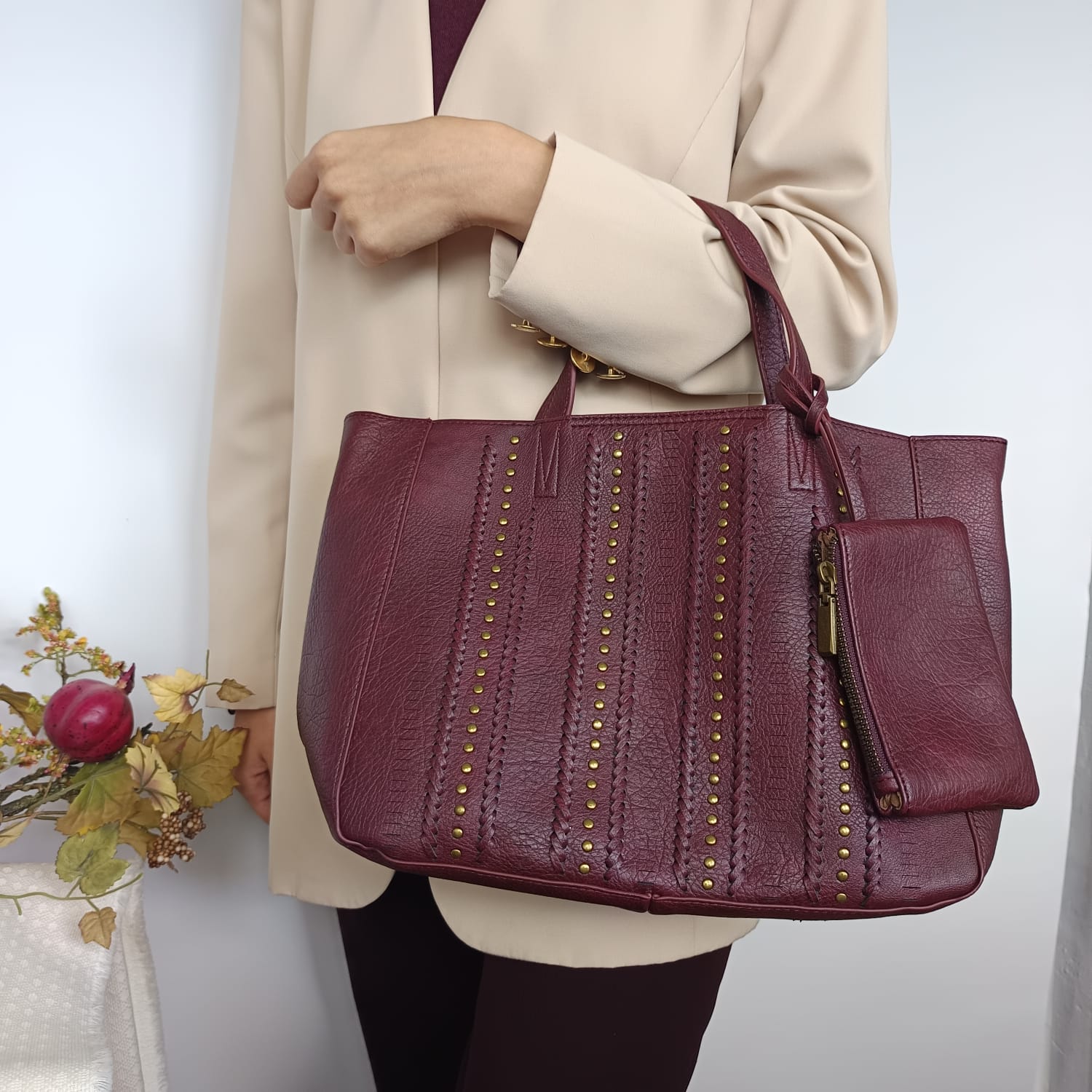 Bolso de cuero sintético granate con bolsito extraíble