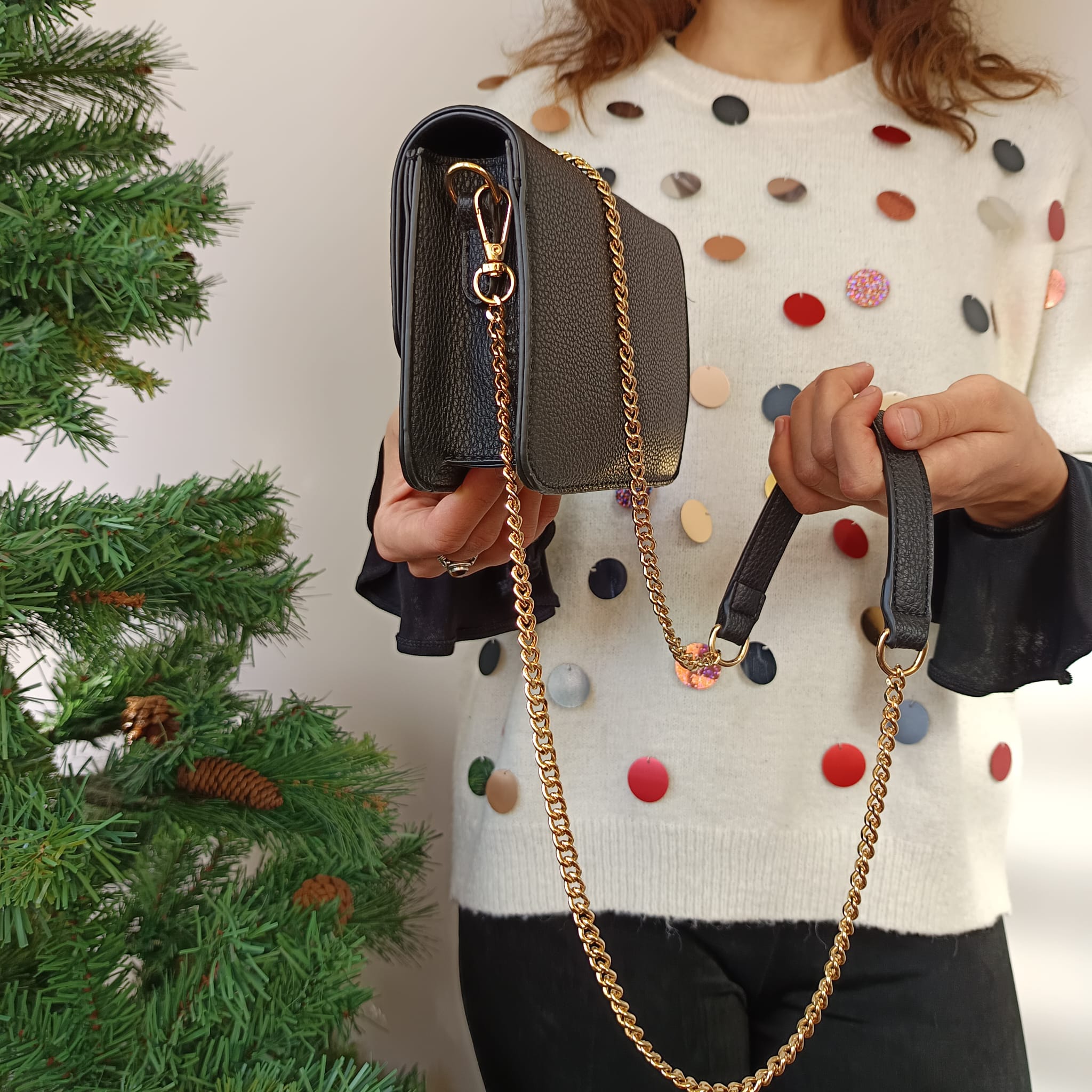 Bolso de fiesta negro con cadena dorada - Imagen 3