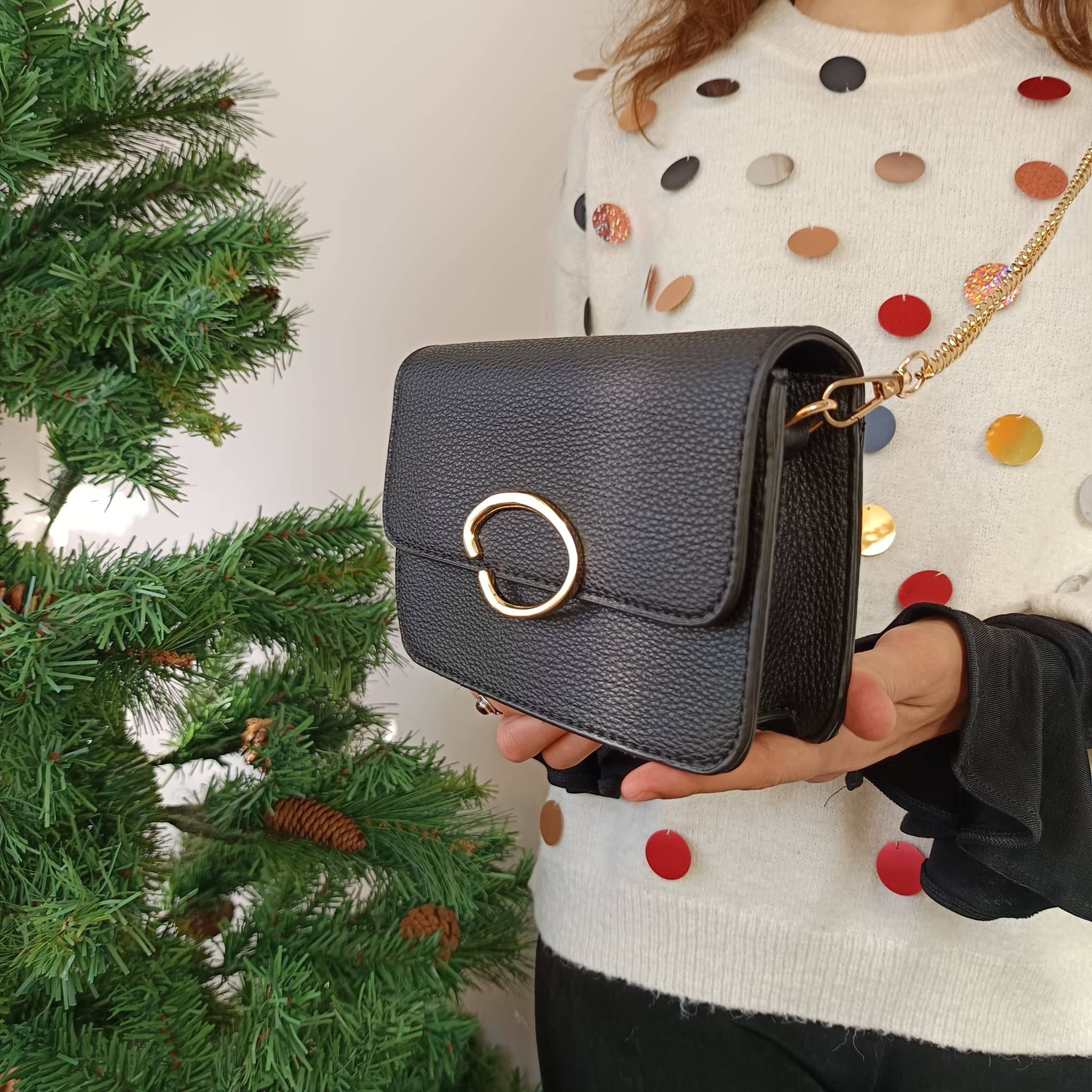 Bolso de fiesta negro con cadena dorada