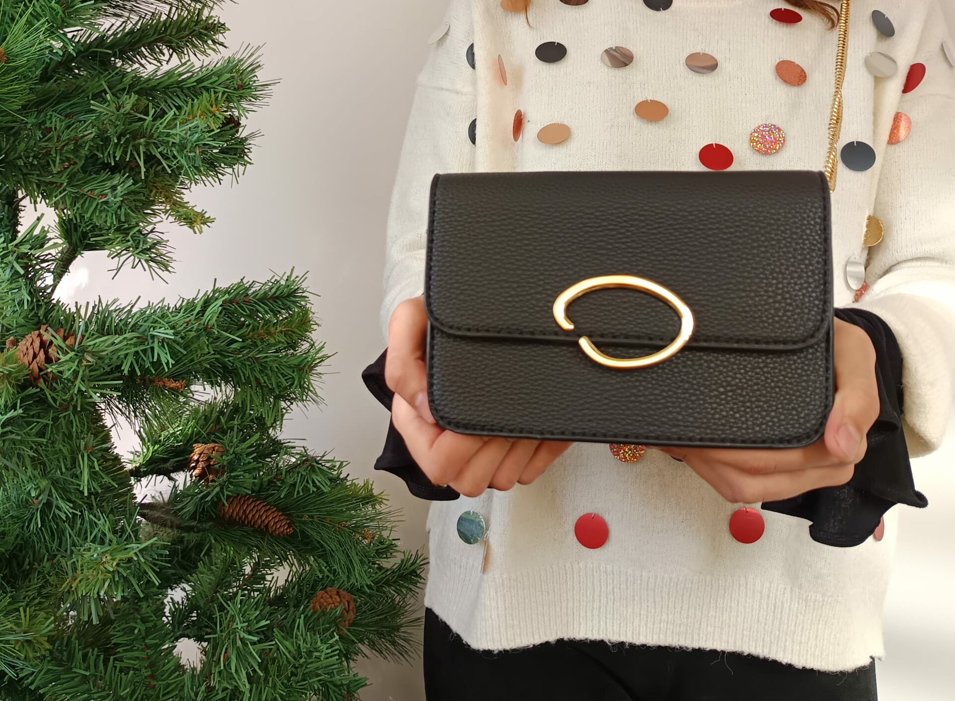 Bolso de fiesta negro con cadena dorada - Imagen 4