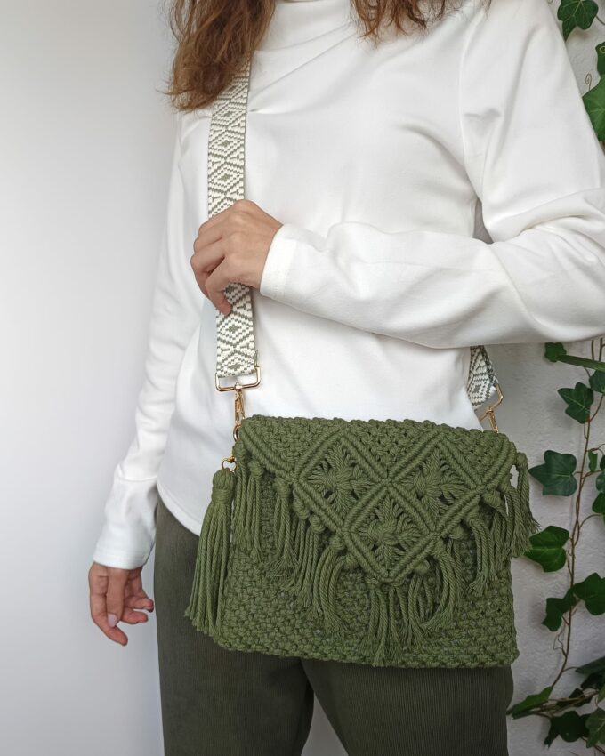 Bolso verde de macramé con solapa de rombos y flecos y asa étnica