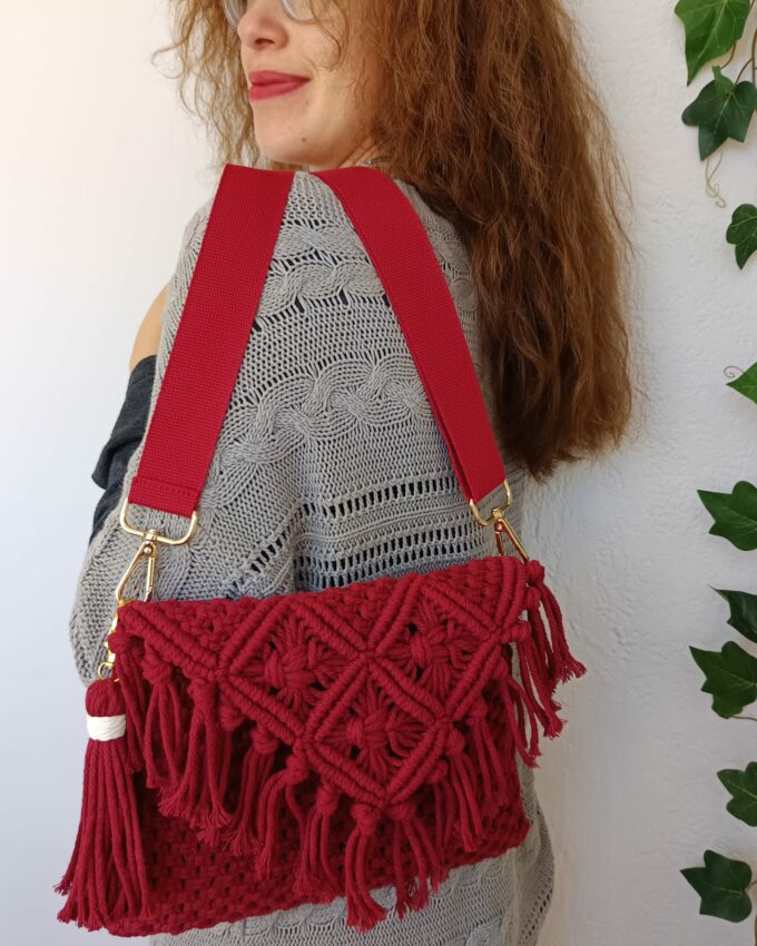 Bolso granate de macramé con solapa de rombos y flecos