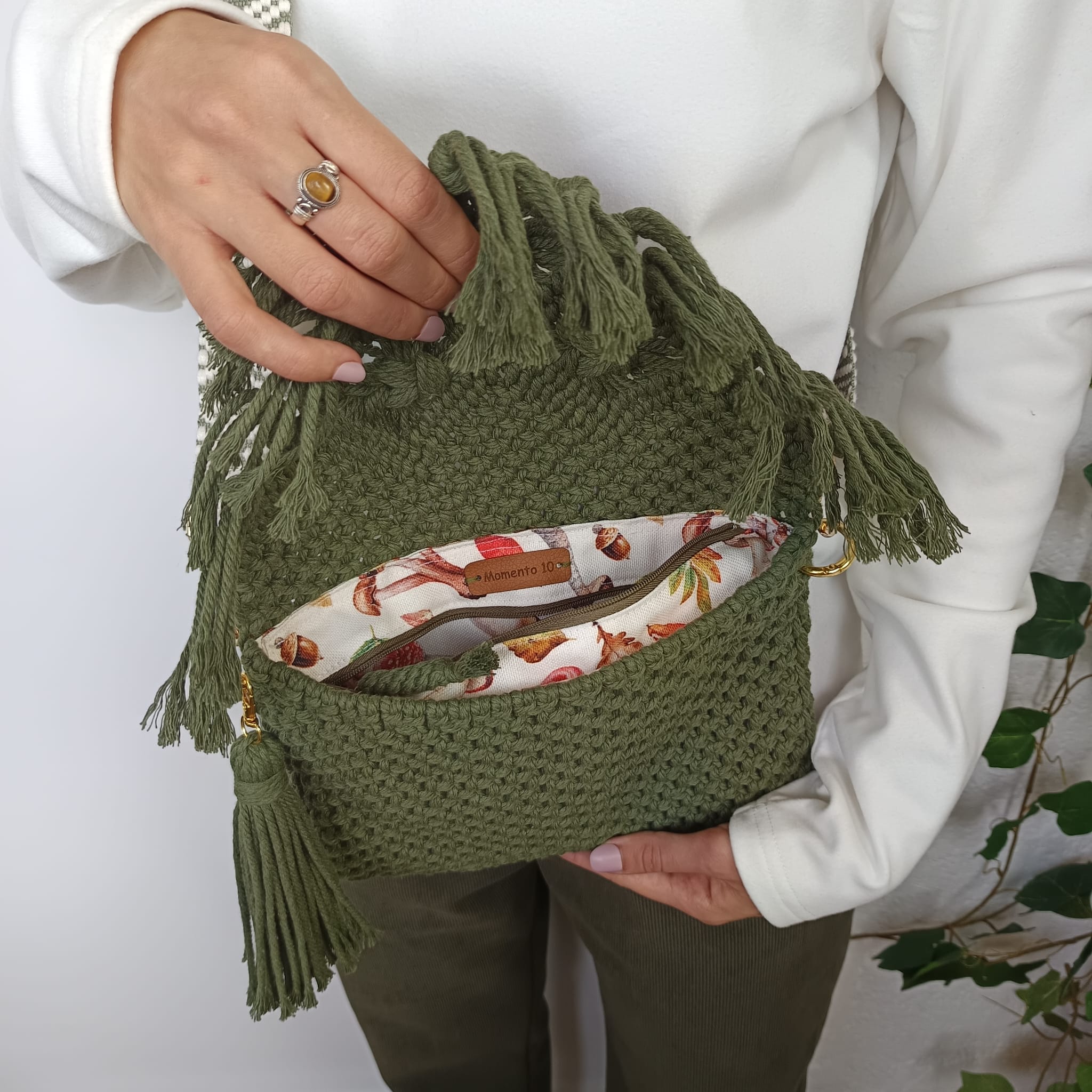 Bolso verde de macramé con solapa de rombos y flecos y asa étnica - Imagen 3