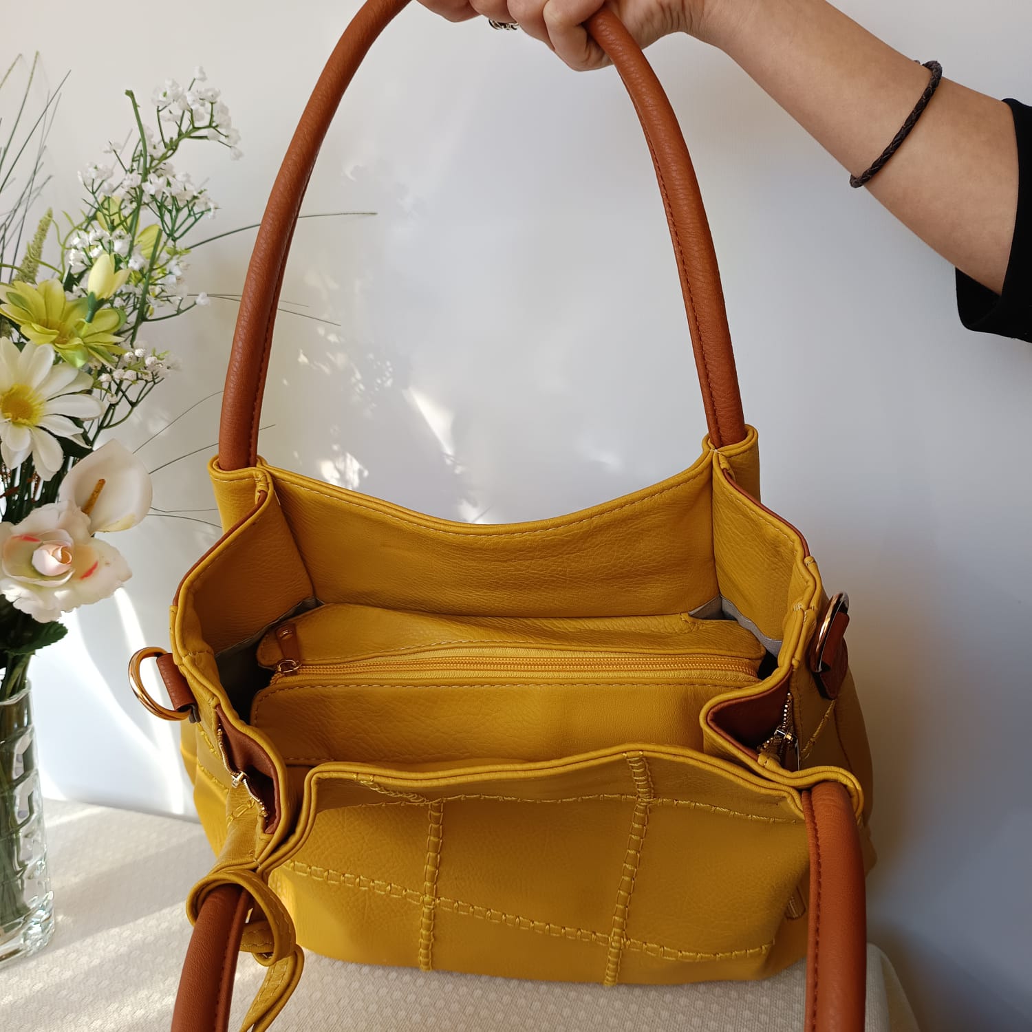 Bolso grande de cuero sintético color mostaza con bolsillo extraíble - Imagen 3