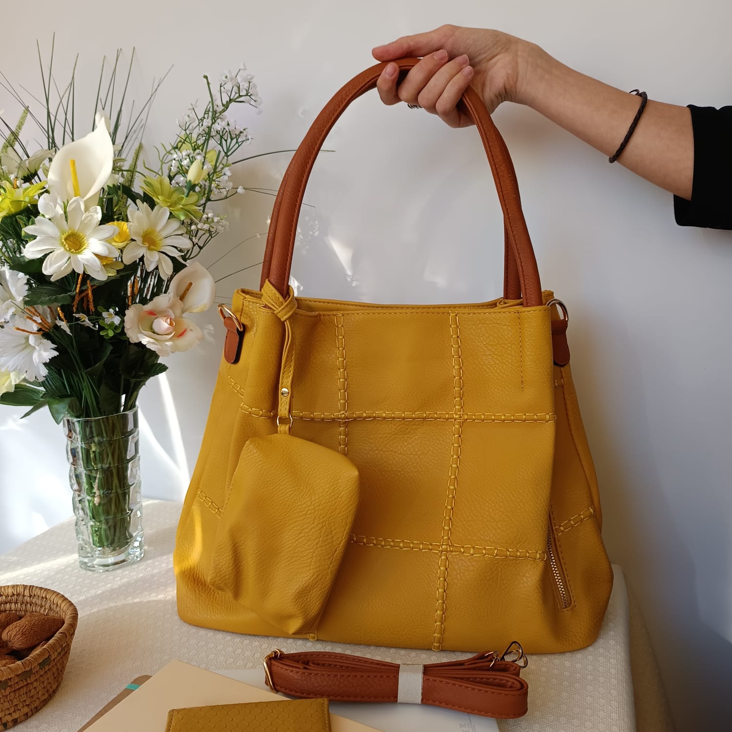 Bolso grande de cuero sintético color mostaza con bolsillo extraíble - Imagen 4