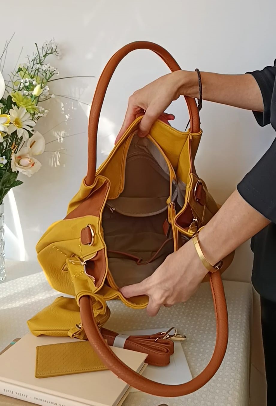 Bolso grande de cuero sintético color mostaza con bolsillo extraíble - Imagen 2