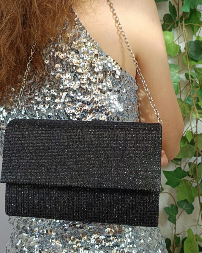 Bolso negro de fiesta con cadena plateada