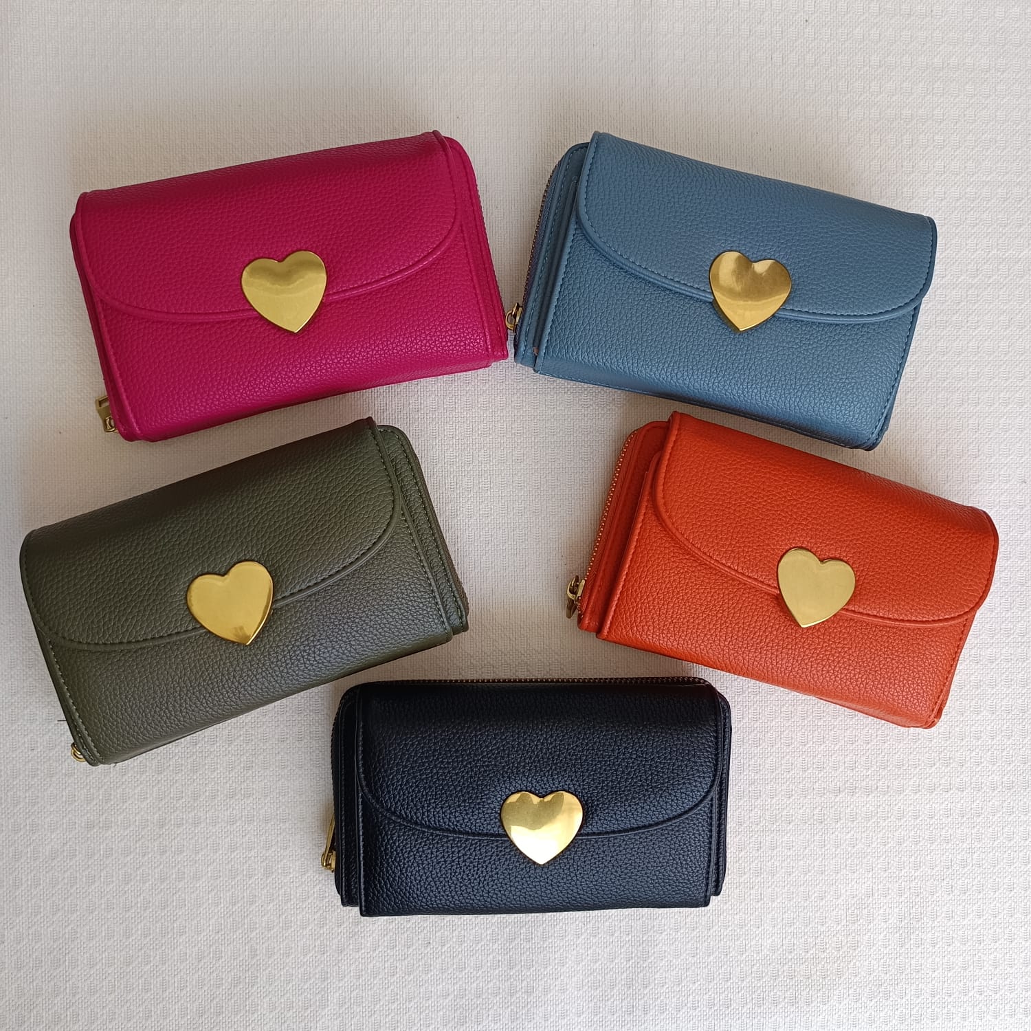 Bolso de fiesta con cierre de corazón y cadena dorada - Imagen 5
