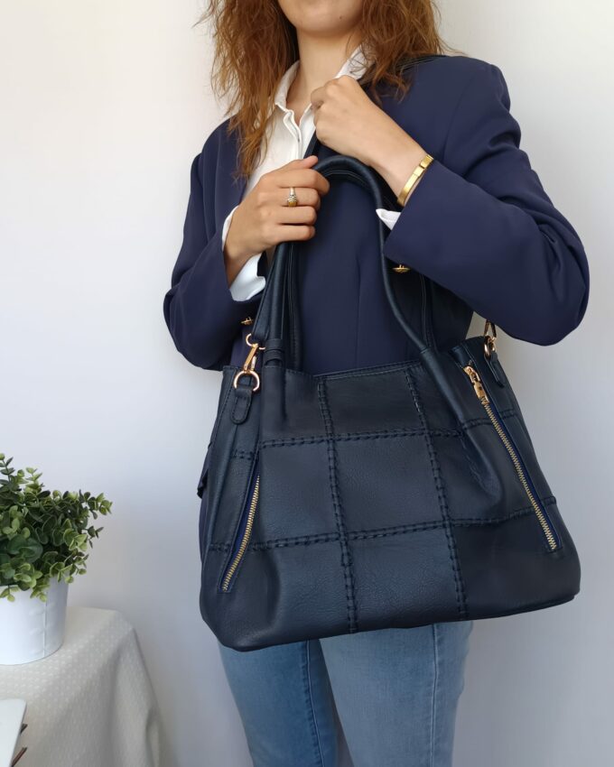 Bolso de cuero sintético color azul marino con bolsillo extraíble