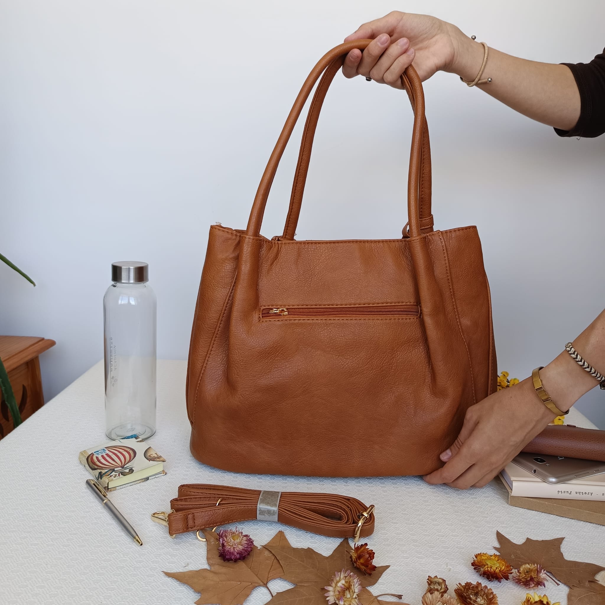 Bolso grande de cuero sintético marrón con bolsillo extraíble - Imagen 5