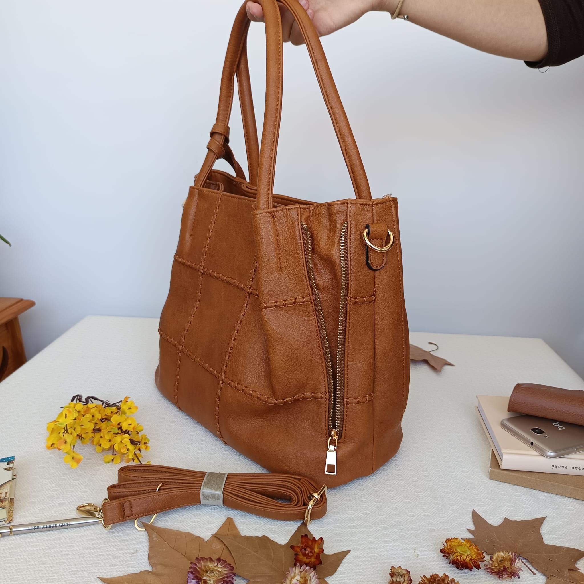Bolso grande de cuero sintético marrón con bolsillo extraíble - Imagen 4
