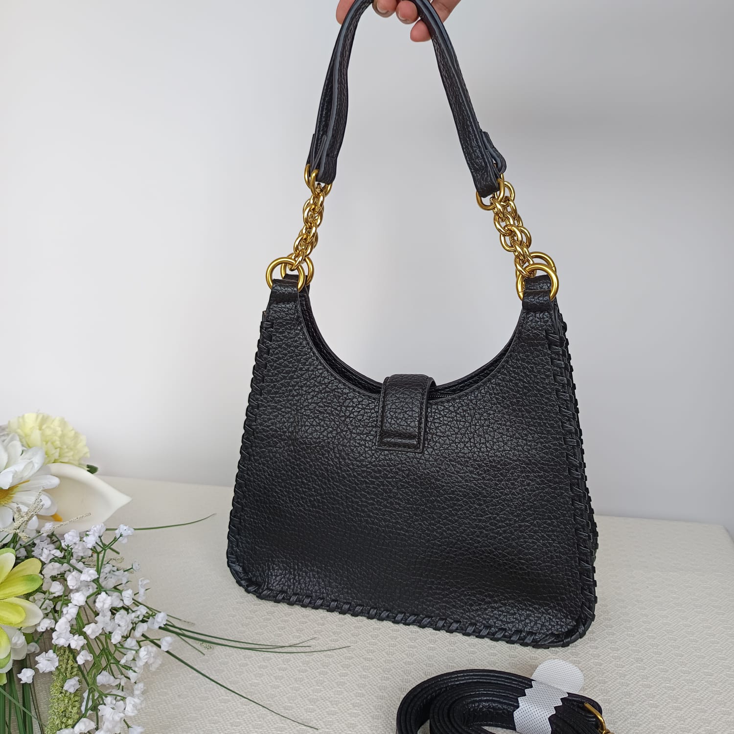 Bolso negro de cuero sintético rugoso con hebilla y asas doradas - Imagen 4