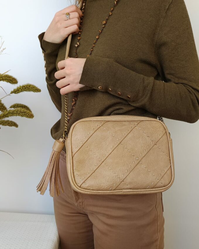 Bolso de cuero sintético marrón claro con diseño de rombos