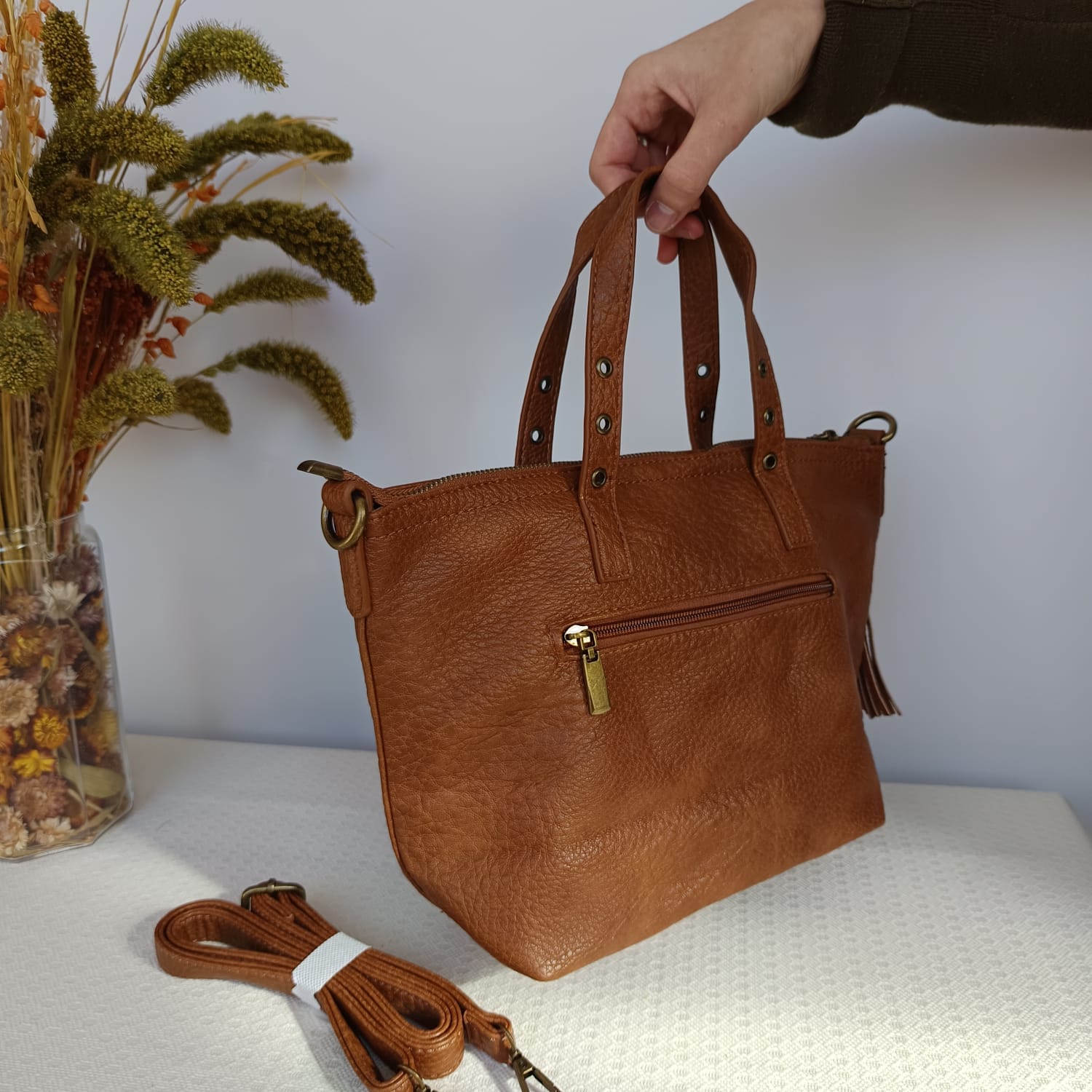 Bolso marrón camel de cuero sintético con tachuelas y 5 bolsillos - Imagen 3