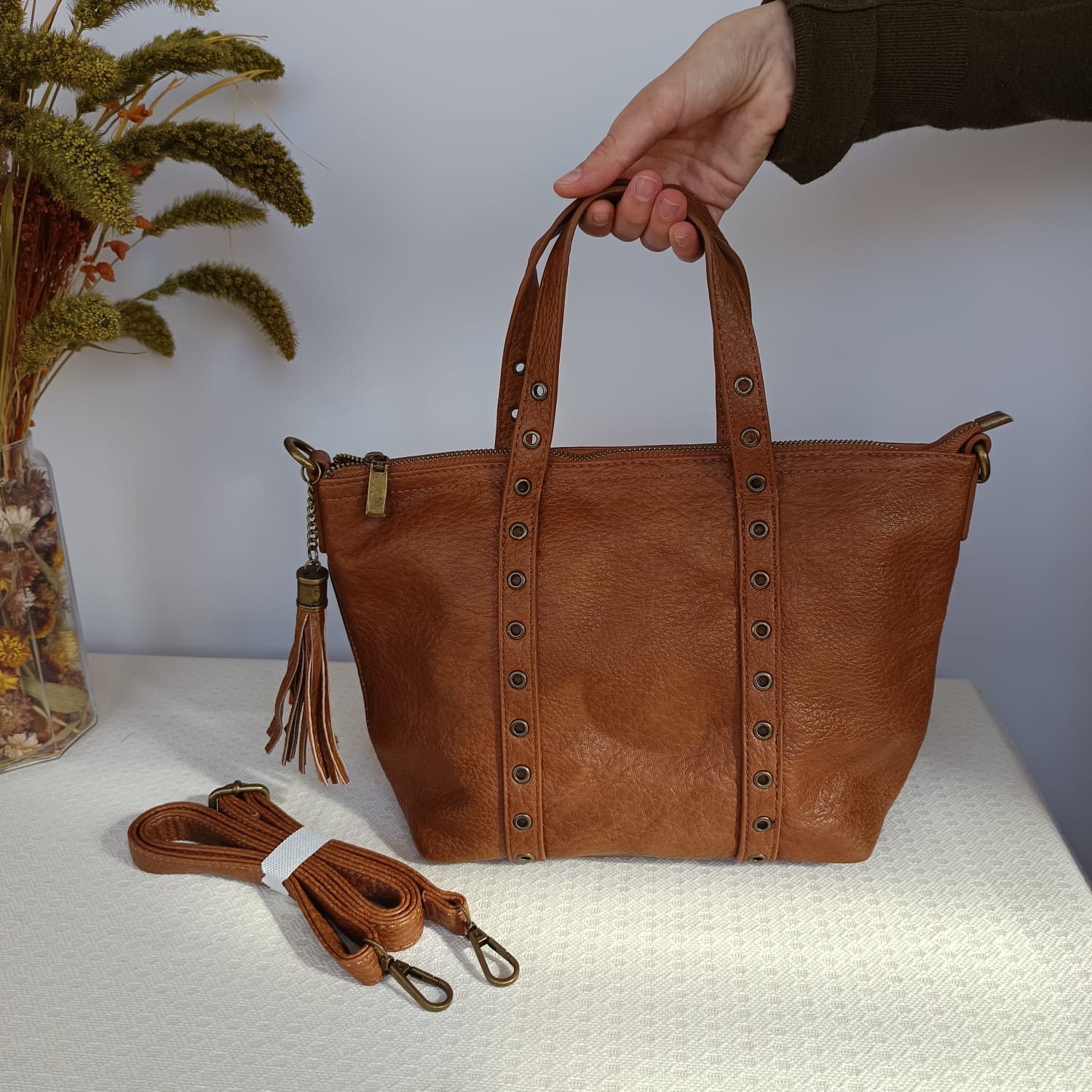 Bolso marrón camel de cuero sintético con tachuelas y 5 bolsillos - Imagen 4