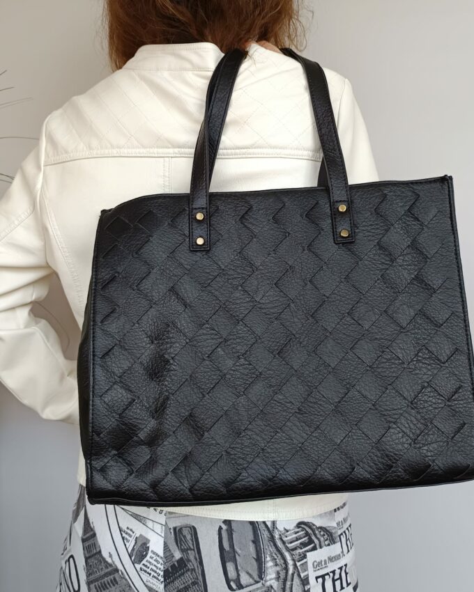 Bolso grande de cuero sintético negro con entramado en el frontal