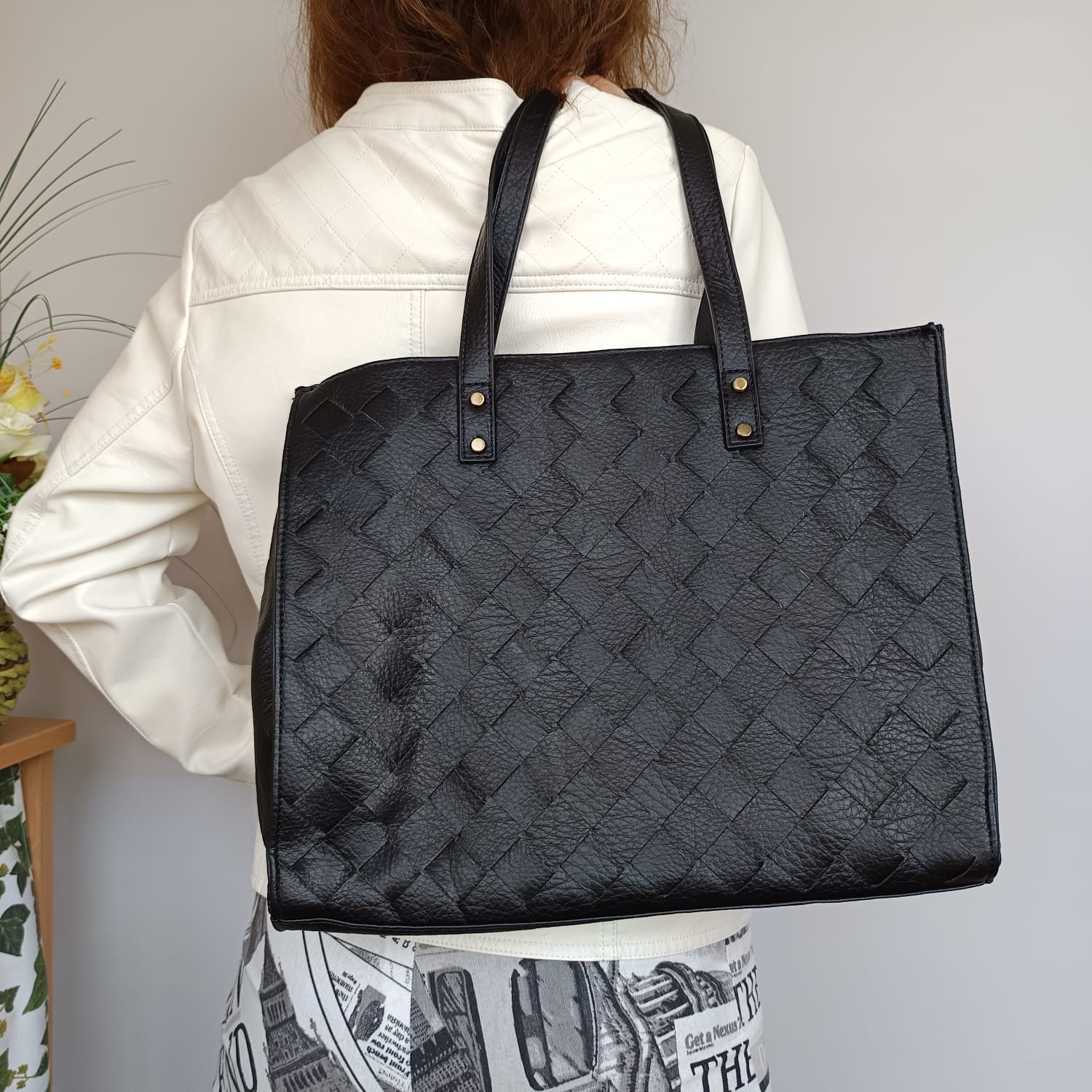 Bolso grande de cuero sintético negro con entramado en el frontal