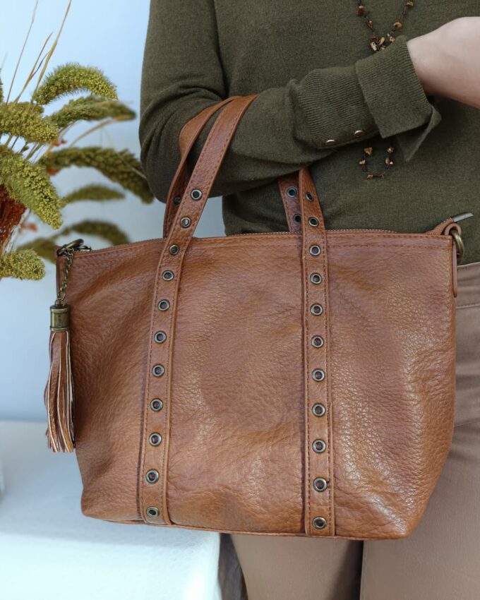 Bolso marrón camel de cuero sintético con tachuelas y 5 bolsillos