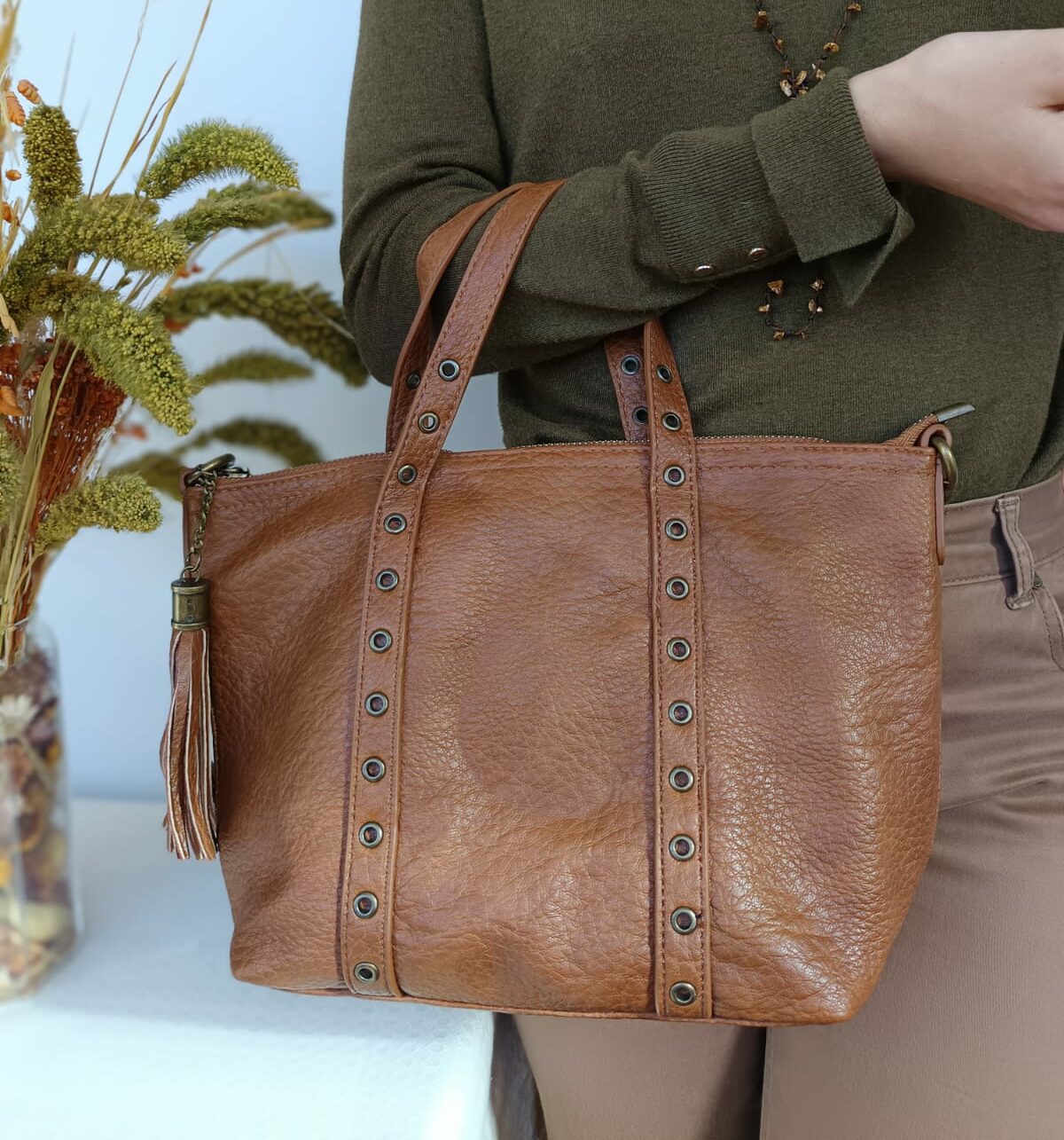 Bolso marrón camel de cuero sintético con tachuelas y 5 bolsillos