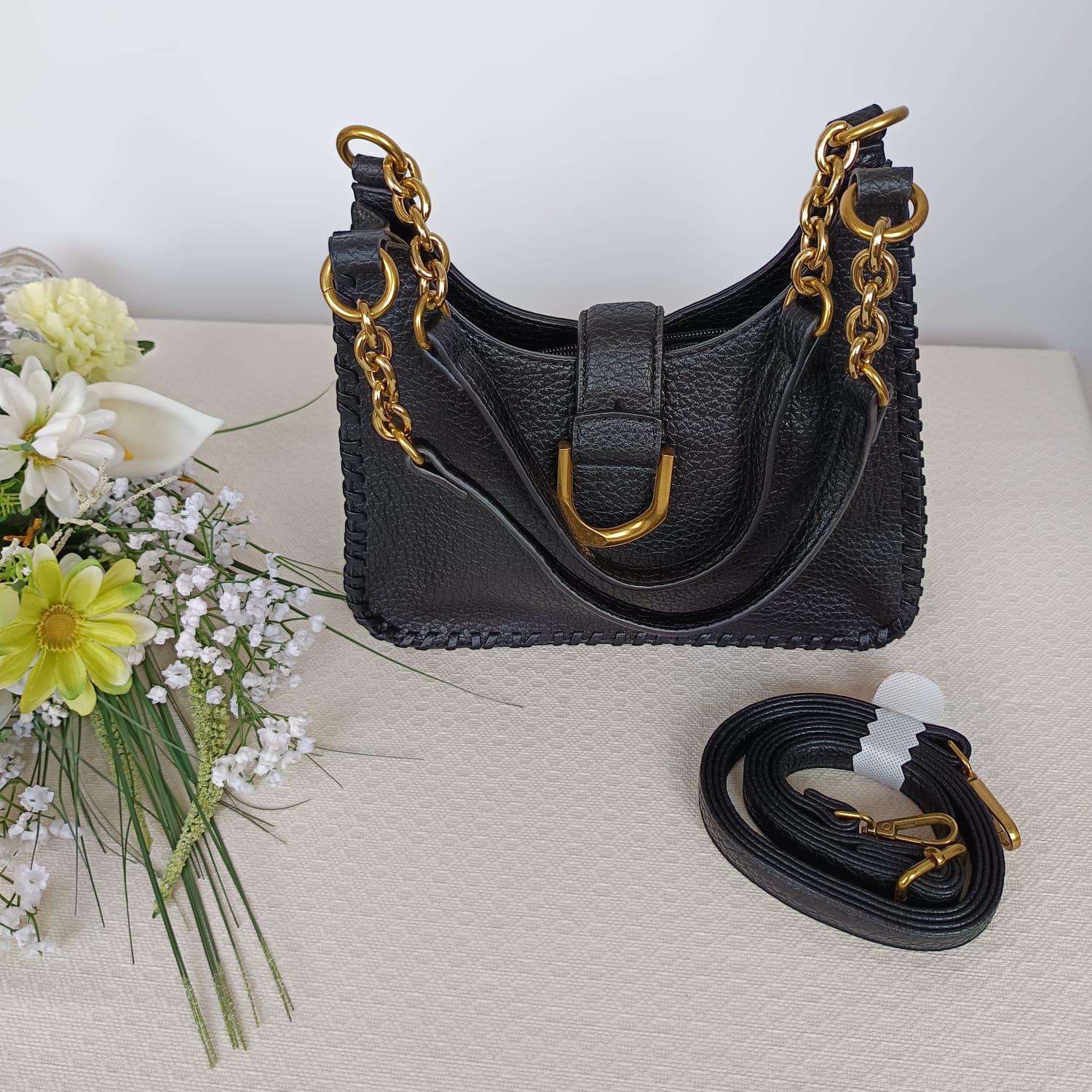 Bolso negro de cuero sintético rugoso con hebilla y asas doradas - Imagen 3